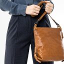 aunts & uncles Grandma´s Luxury Club Mrs. Raisin Cookie 40349-1 caramel elegantní kožená kabelka - v ruce modelky