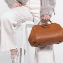 Dámská kožená kabelka Mrs. Custard Pie Grandma´s Luxury Club aunts & uncles 40477-1 caramel v ruce modelky