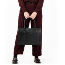 BURKELY Kožená byznys kabelka přes rameno Parisian Paige 1000150.43.10 černá v ruce