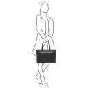Castelijn & Beerens Dámská shopper kabelka na notebook 15,6" RFID Anna 269561 černá v ruce