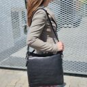 Dámská kožená kabelka-batoh Chesterfield Brand Toscano černá C48.128300 na modelce