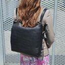 Dámský kožený kabelko batoh Chesterfield Brand Toscano černý C48.128300 image - batoh na modelce