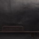 Kožená taška na notebook C48.125201 Gili hnědá -  klopa s logem The Chesterfield Brand vyraženým v kůži