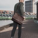 The Chesterfield Brand Kožená crossbody taška na notebook C48.055201 Richard hnědá na rameni