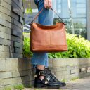 Kožená kabelka přes rameno The Chesterfield Brand  Amelia C48.046831 koňak v ruce