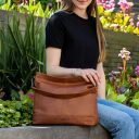Kožená kabelka přes rameno The Chesterfield Brand  Amelia C48.046831 koňak na rameni