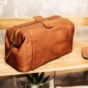 The Chesterfield Brand Kožená kosmetická taška Vince C08.017131 koňaková v koupelně