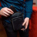 The Chesterfield Brand Kožená taška na doklady a telefon Hamilton  černá v ruce