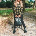 Dámský kožený batoh The Chesterfield Brand Saar černý v ruce